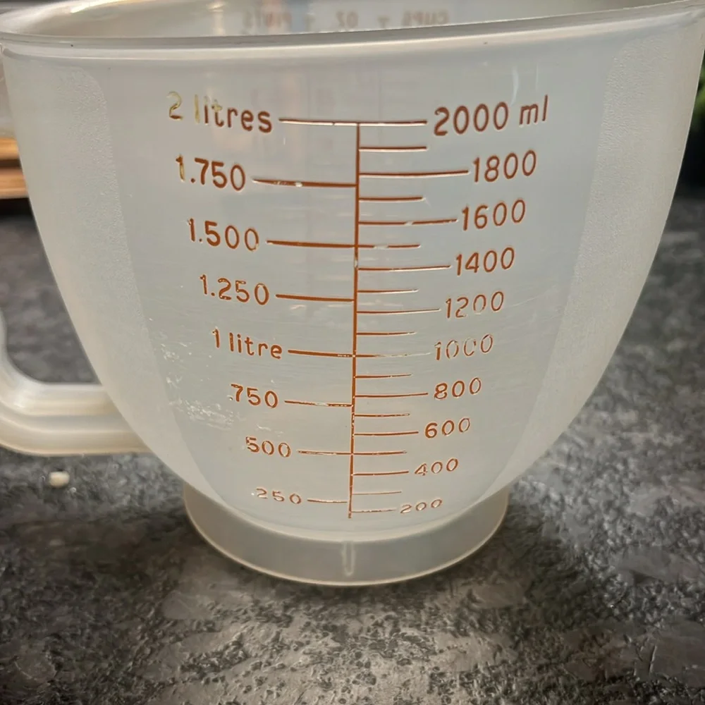 8 cup Mix N Store vintage measuring cup by Tupperware. Excellent condition